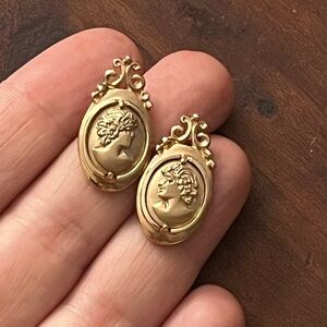 Vintage 14 K yellow gold cameo post earrings